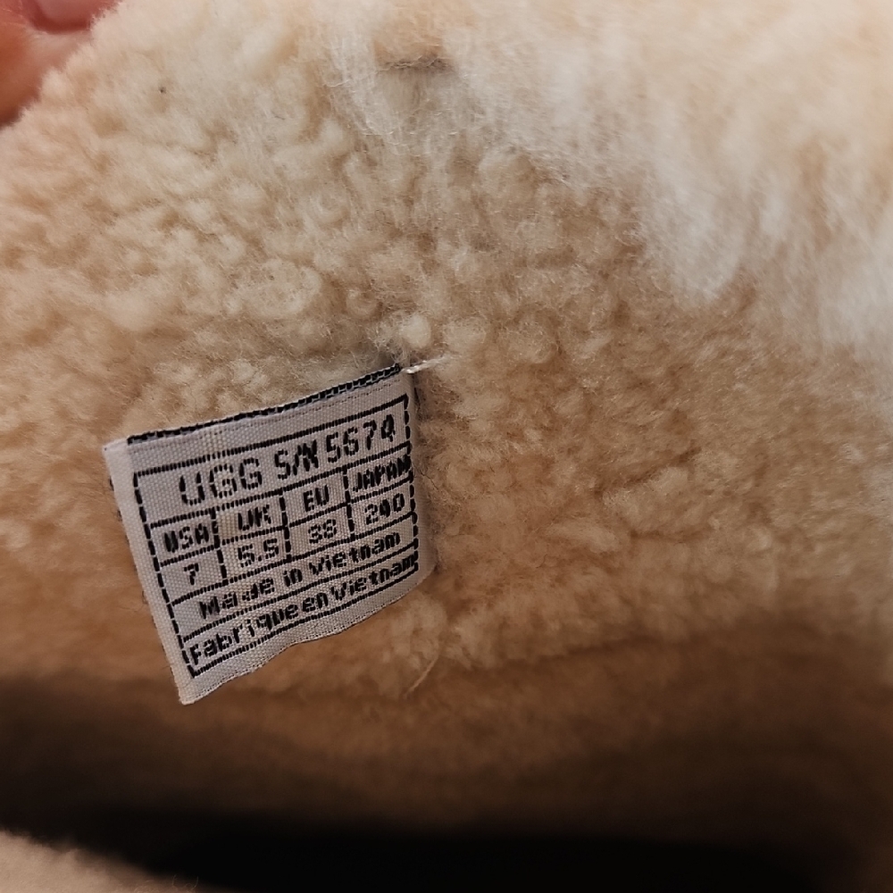FLASH SALE:UGG Black and Cream Shearling Winter Boots - Picture 5 of 6